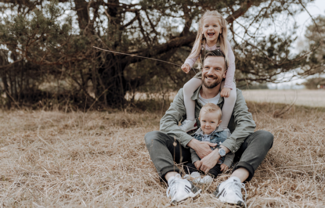 Vater mit zwei Kindern in der Natur