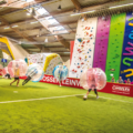 Bubble Soccer-Spiel in einer Halle
