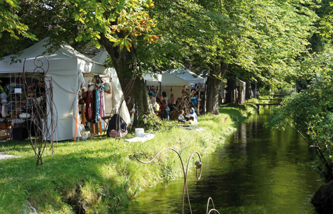 Kunsthandwerker am Bach