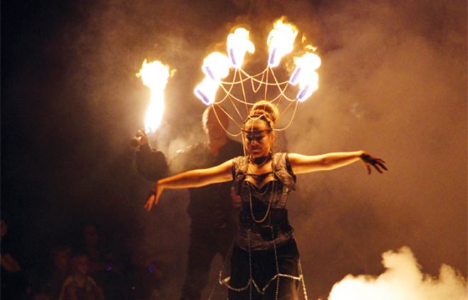 Frau mit Feuerkünstler