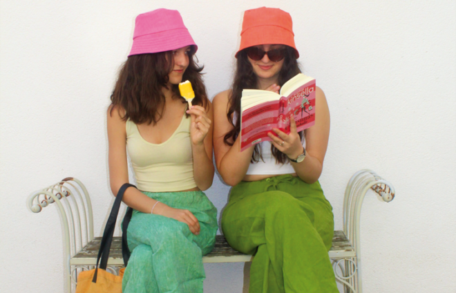 Zwei sommerlich gekleidete Frauen auf einer Bank