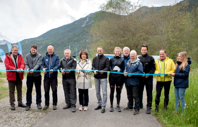 Menschen eröffnen einen Radweg