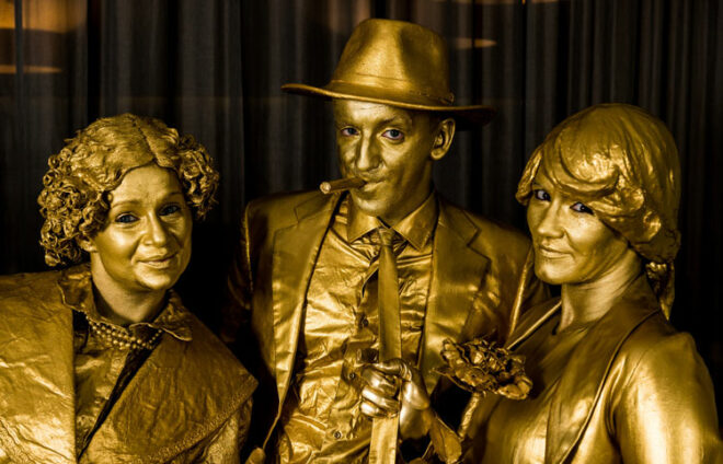 Goldene Statuen