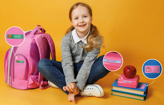 Mädchen mit Schulsachen vor orangenem Hintergrund