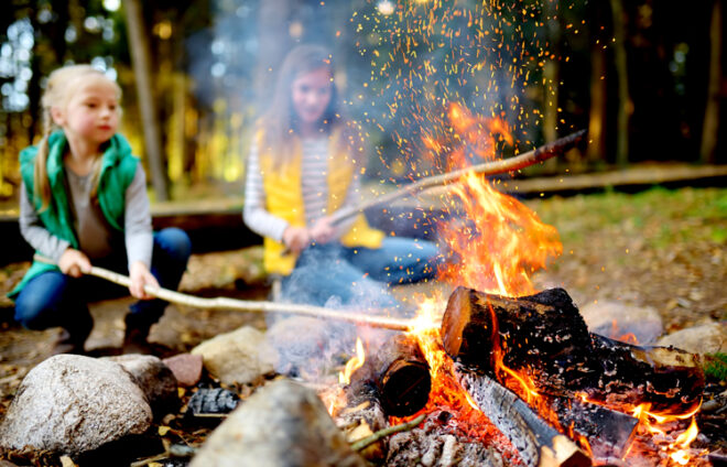 Kinder am Lagerfeuer