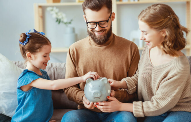 Familie mit Sparschwein