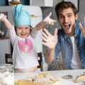 Tochter und Vater beim Backen