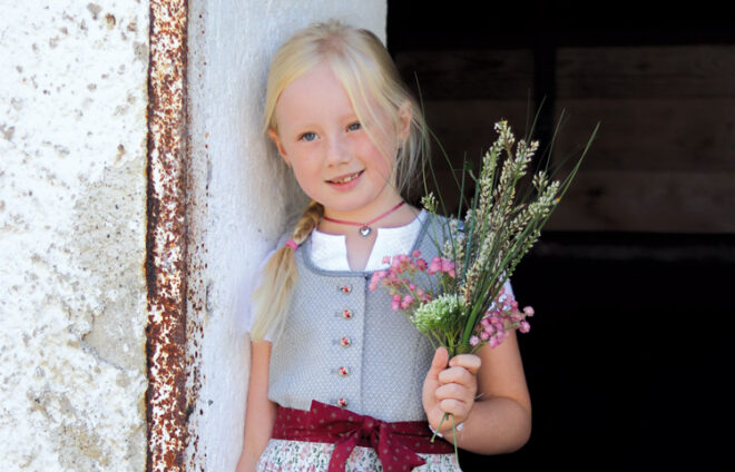 Kind in Tracht