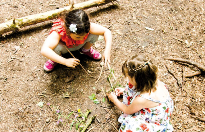 Kinder am Waldboden