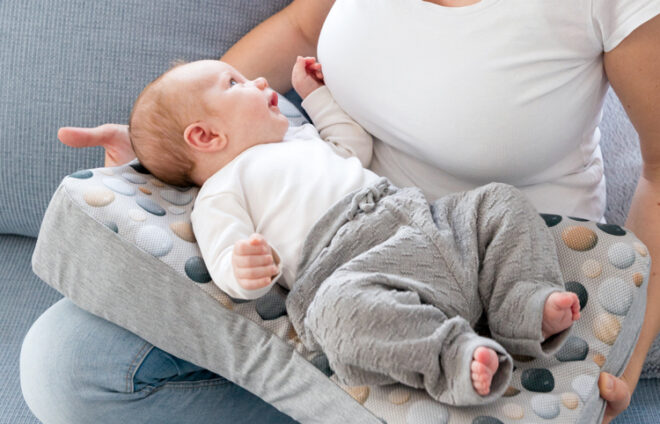 Baby auf innovativem Stillkissen
