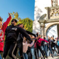 Kinder springen vor einem Schloss