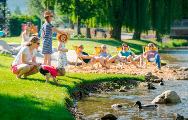 Menschen am Fluss im Sulzpark