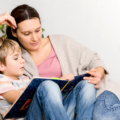 Mutter und Kind beim Lesen
