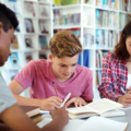 Schüler in der Bibliothek