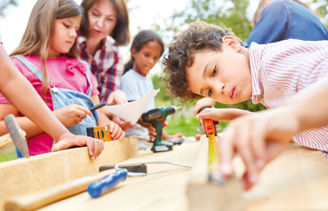 Kinder machen Handwerk