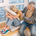 Vater kümmert sich um jugendliche Tochter