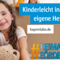 Kind mit Teddybär und Umzugskarton