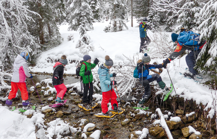 Junge Menschen draußen im Schnee unterwegs