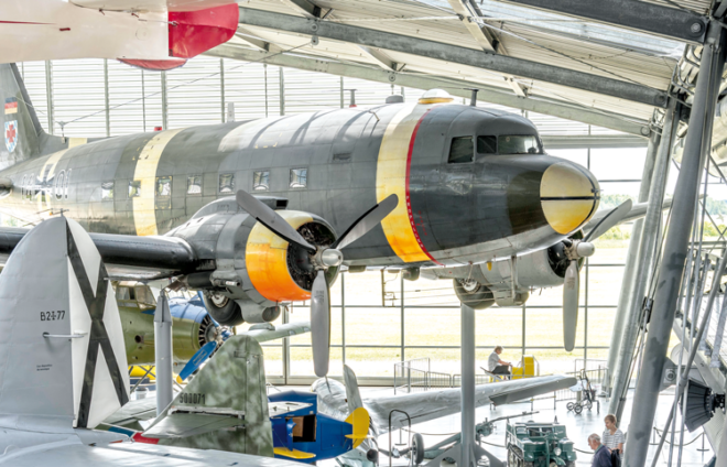 Flugzeuge an der Museumsdecke