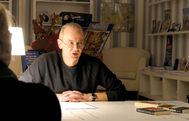 Autor Wolfgang Kemmer liest etwas vor