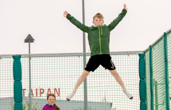 Kind auf Trampolin