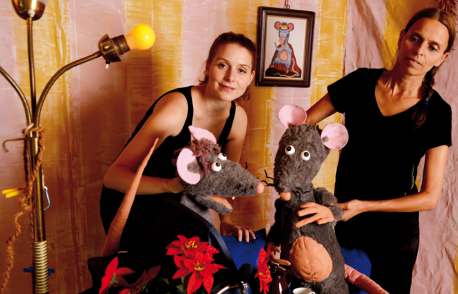 Puppenspielerinnen mit ihren Rattenpuppen