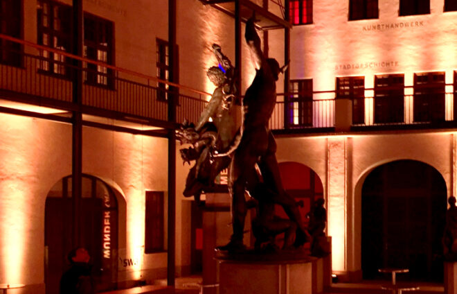 Maximilianmuseum bei Nacht