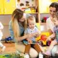 Mütter und Kleinkinder in einer Krabbelgruppe