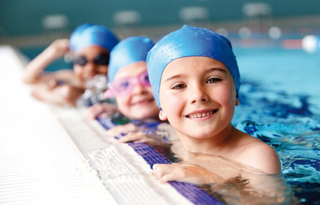 Kinder im Schwimmbad