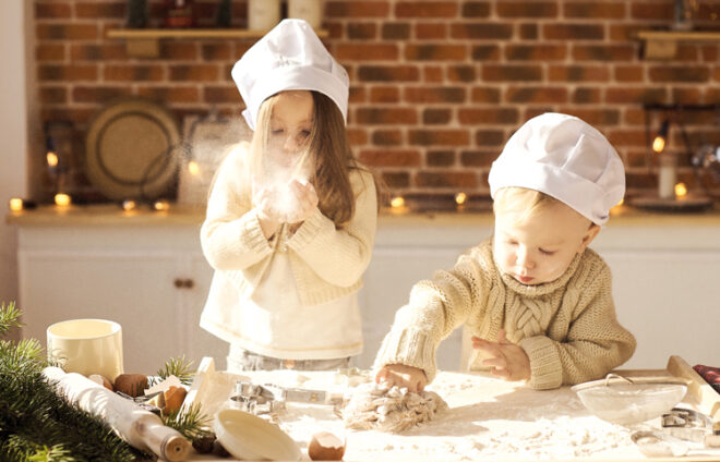 Kinder am Backen