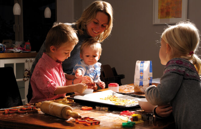 Familie am Backen