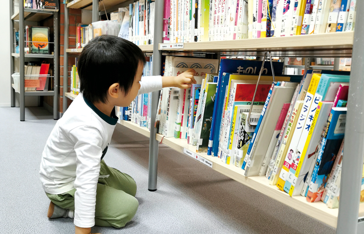 Kind vor einem Bücherregal