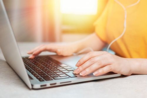 Frau am Laptop Online-Vortrag