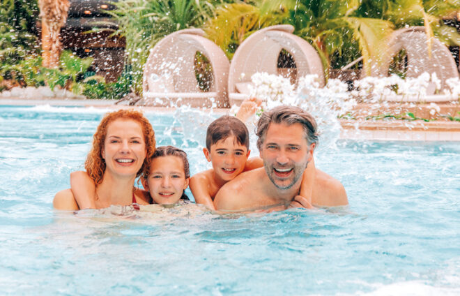 Familie im Wasserbecken