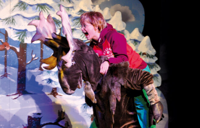 Elch auf Theaterbühne