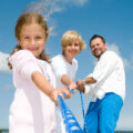 Familie zieht am Seil