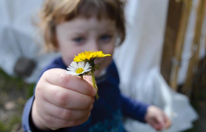 Kind mit Blume