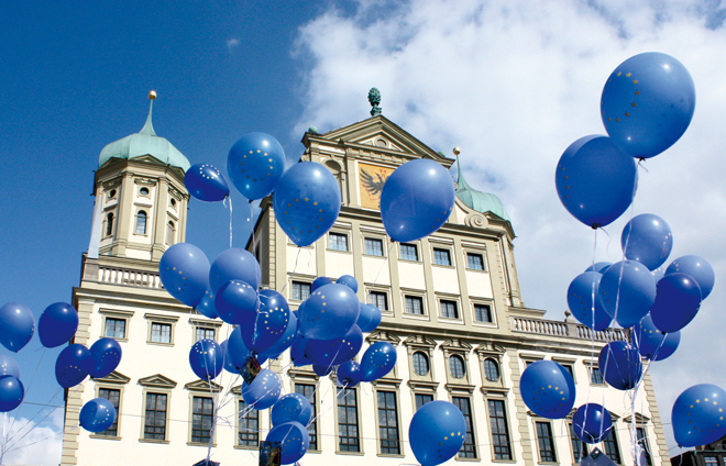 Augsburger Rathaus Europawoche blaue Luftballons