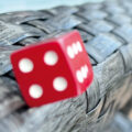 Spielwürfel an der Tischkante