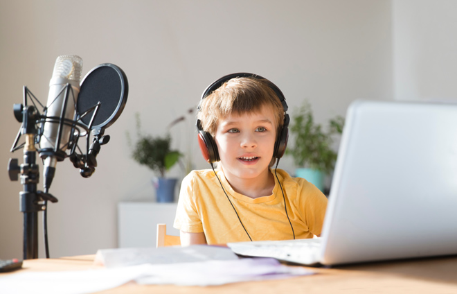 Kind mit Mikrofon, Kopfhörer und Laptop Podcast