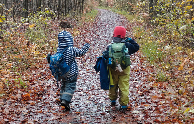 Kinder im Wald eigenaktiv