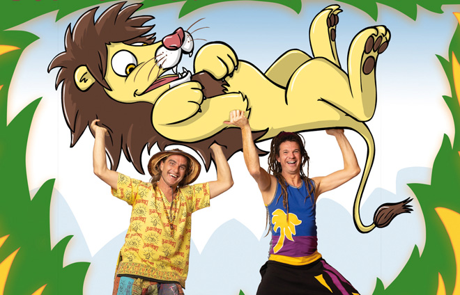 Rodscha und Tom halten einen gezeichneten Löwen hoch