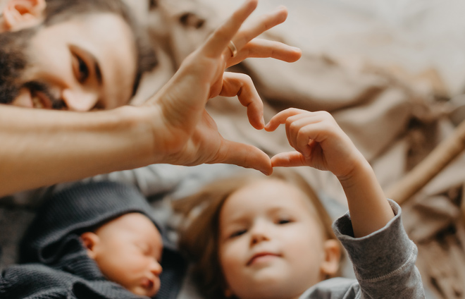 Vater mit Kindern auf einer Decke