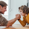 Vater und Kind beim Armdrücken