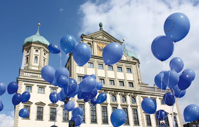 Augsburger Rathaus mit Europa-Luftballons