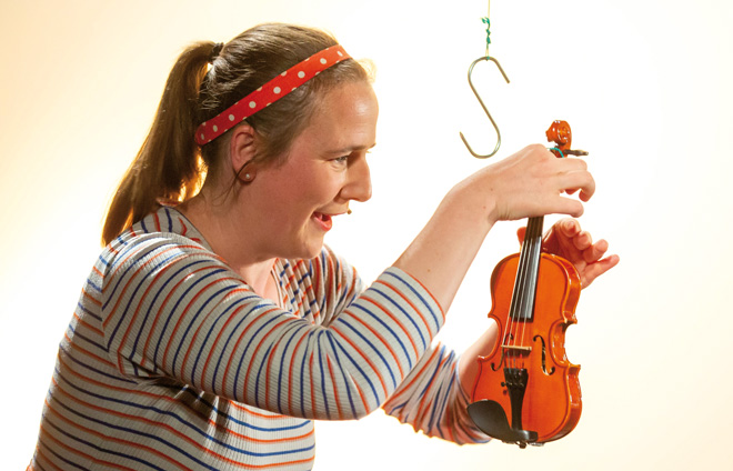 Frau Tönchen mit einer kleinen Geige