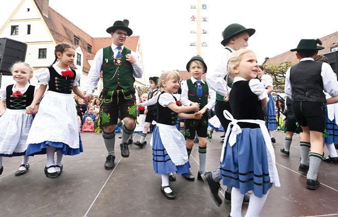 Traditioneller Tanz im Maimarkt Gersthofen