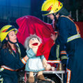 Feuerwehrfrauen im Kindertheaterstück