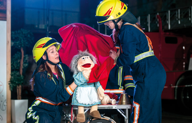 Feuerwehrfrauen im Kindertheaterstück