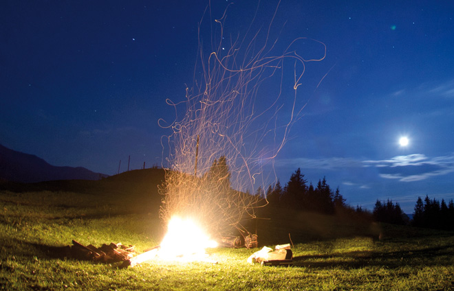 Lagerfeuer unter Sternenhimmel